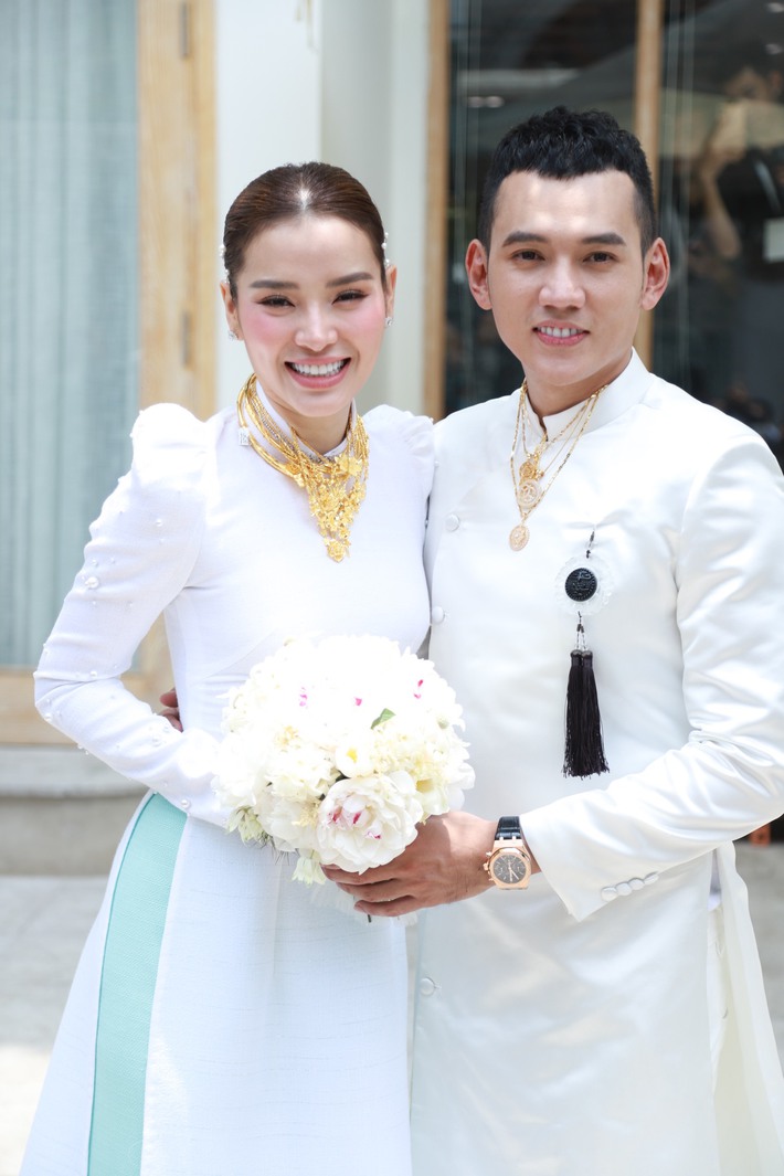 Loạt khoảnh khắc vợ chồng Phương Trinh Jolie - Lý Bình đeo vàng nặng trĩu trong lễ rước dâu, tổng giá trị sính lễ hơn 10 tỷ đồng - Ảnh 5.