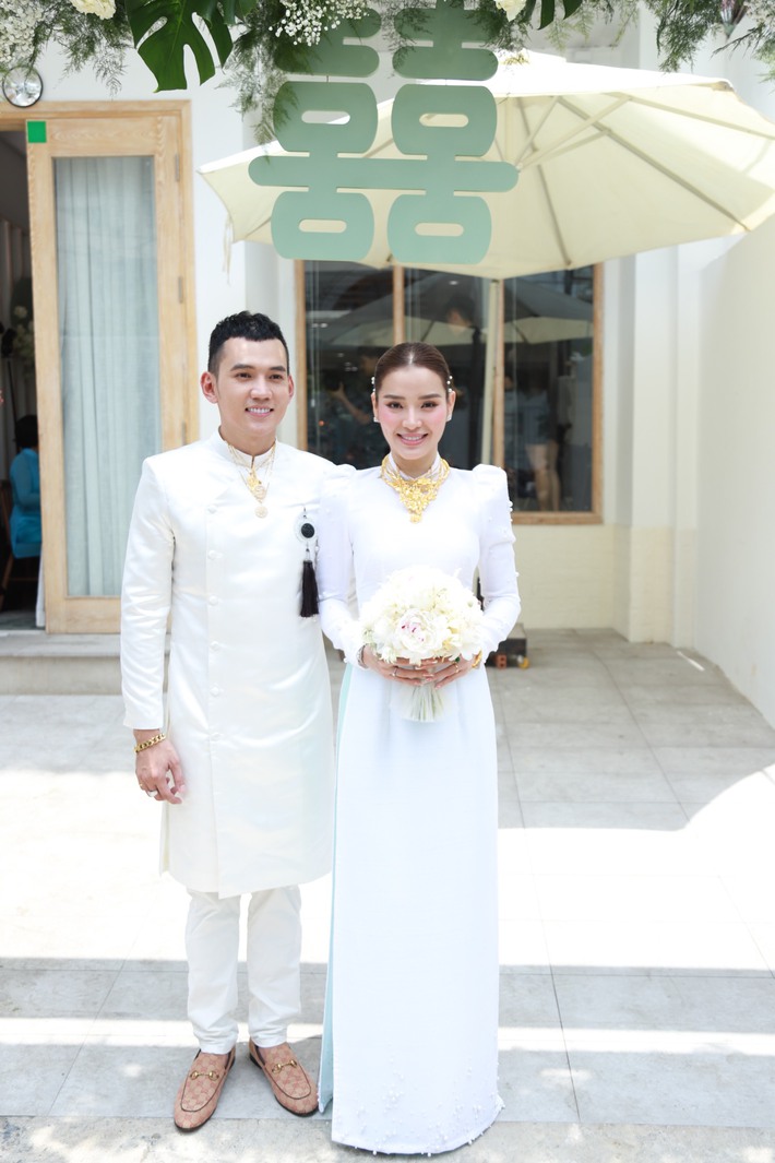 Loạt khoảnh khắc vợ chồng Phương Trinh Jolie - Lý Bình đeo vàng nặng trĩu trong lễ rước dâu, tổng giá trị sính lễ hơn 10 tỷ đồng - Ảnh 6.