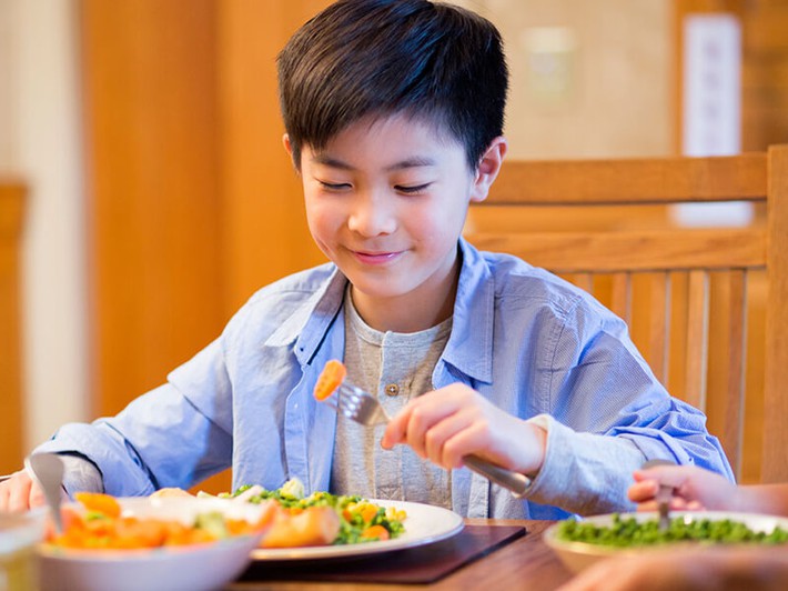 Chuyên gia tâm lý nói: 3 HÀNH VI trên bàn ăn này của trẻ dự báo tương lai gập ghềnh, cha mẹ chấn chỉnh càng sớm con càng đỡ khổ - Ảnh 2.