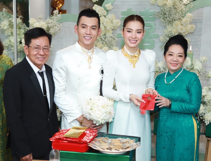 Loạt khoảnh khắc vợ chồng Phương Trinh Jolie - Lý Bình đeo vàng nặng trĩu trong lễ rước dâu, tổng giá trị sính lễ hơn 10 tỷ đồng - Ảnh 3.