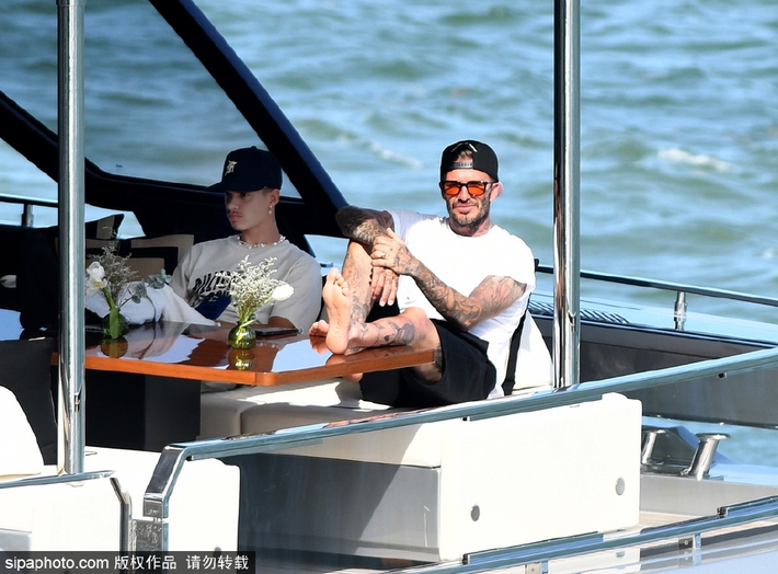 Bắt gặp nhà Beckham đi chơi trên du thuyền trị giá 5 triệu bảng, Harper ra dáng thiếu nữ trưởng thành - Ảnh 3.
