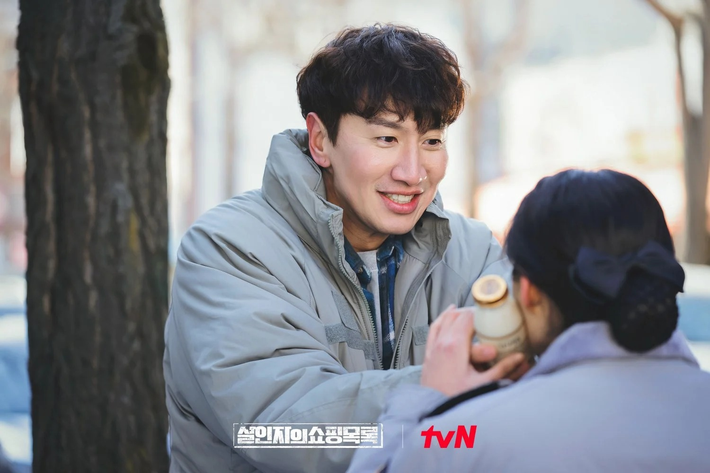 tvN nhá hàng loạt hình ảnh về Lee Kwang Soo trong phim điều tra sát nhân ra mắt trong tháng 4: 