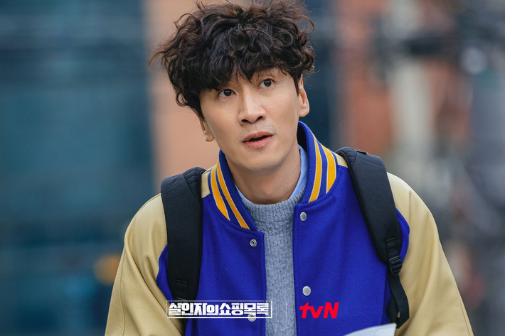 tvN nhá hàng loạt hình ảnh về Lee Kwang Soo trong phim điều tra sát nhân ra mắt trong tháng 4: 