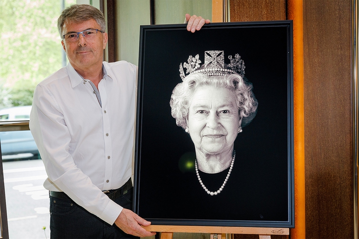 Bức chân dung chưa từng thấy của Nữ hoàng Anh được công bố với báu vật đặc biệt 200 năm tuổi, hiếm có khó tìm - Ảnh 1.