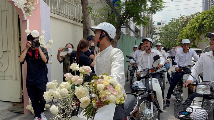 Lễ đính hôn Mạc Văn Khoa - Vy Pumpe: Nam diễn viên lái xe máy đến nhà gái, một nhân vật chiếm spotlight hơn cả cô dâu - chú rể - Ảnh 3.