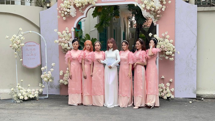 Lễ đính hôn Mạc Văn Khoa - Vy Pumpe: Nam diễn viên lái xe máy đến nhà gái, một nhân vật chiếm spotlight hơn cả cô dâu - chú rể - Ảnh 4.