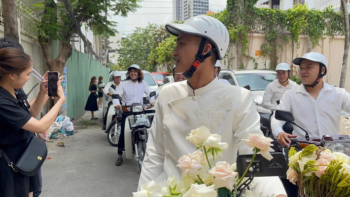 Lễ đính hôn Mạc Văn Khoa - Vy Pumpe: Nam diễn viên lái xe máy đến nhà gái, một nhân vật chiếm spotlight hơn cả cô dâu - chú rể - Ảnh 2.