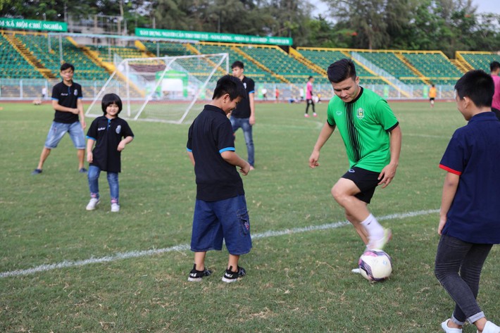 Quang Hải đá bóng cùng trẻ em khuyết tật tại Cần Thơ  - Ảnh 1.