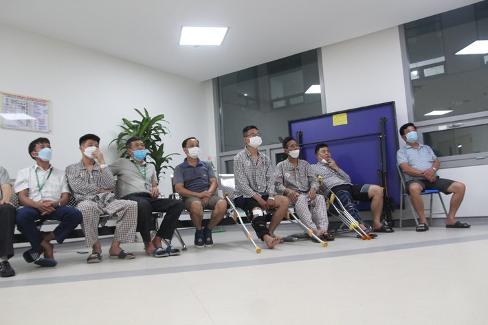 Hàng chục bệnh nhân đang chờ đợi trận đấu diễn ra