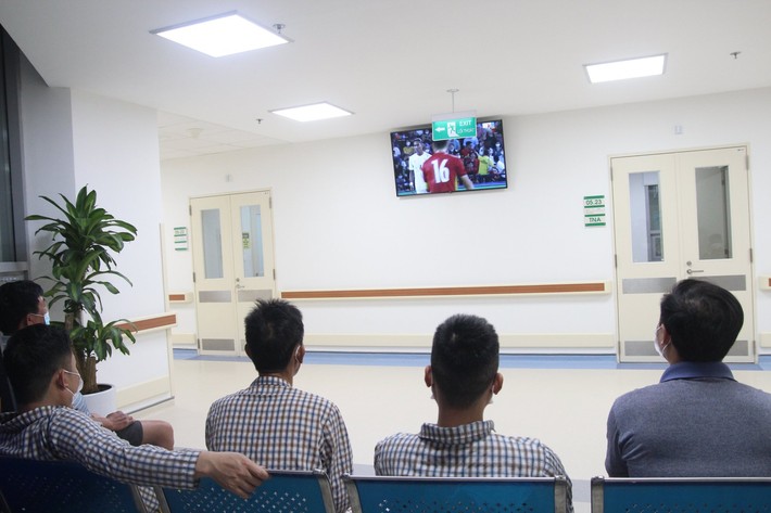 Bệnh viện trang bị tivi để các bệnh nhân cùng theo dõi