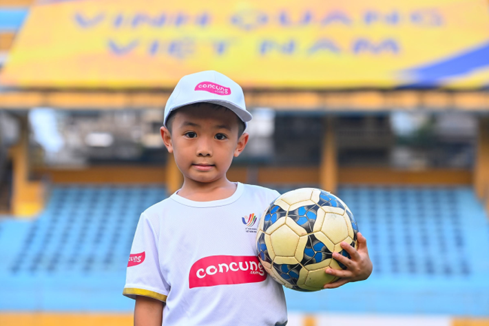 Tháp tùng U23 Việt Nam giành chiến thắng ngoạn mục trước Indonesia, con trai Văn Quyết chiếm trọn spotlight vì quá đáng yêu - Ảnh 2.