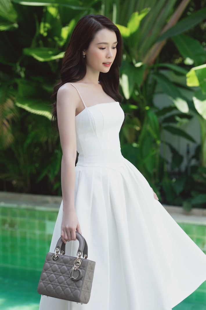 Diện váy trắng, xách túi hiệu Dior, Sam khoe nhan sắc đúng chuẩn nàng thơ  - Ảnh 2.