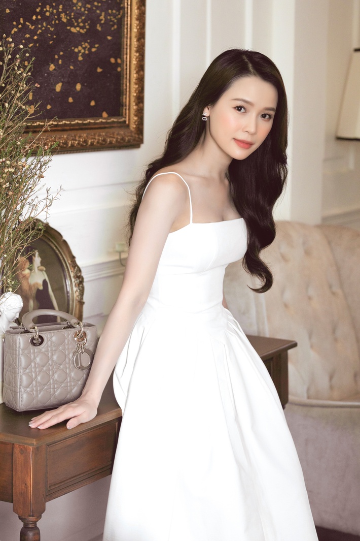 Diện váy trắng, xách túi hiệu Dior, Sam khoe nhan sắc đúng chuẩn nàng thơ  - Ảnh 5.