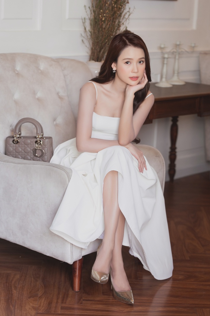 Diện váy trắng, xách túi hiệu Dior, Sam khoe nhan sắc đúng chuẩn nàng thơ  - Ảnh 6.